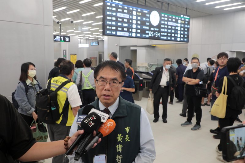台南鐵路地下化工程第一階段今(17)日正式通車,台南市長黃偉哲清晨出席交通部鐵道局在台南站舉辦的「穿越新台南・首發向前行」通車紀念活動,與交通部長陳世凱、次長伍勝園、鐵道局長楊正君及台鐵董事長鄭光遠,共同搭乘台鐵301次EMU3000型首班自強號列車,見證台南鐵道邁入地下化新時代。列車自台南站出發,眾人分別前往岡山站及新左營站,共同見證台南交通建設的重要里程碑。 黃偉哲表示,昨晚才送別地面軌道最後一班145次列車,今天清晨又與交通部長陳世凱共同搭乘地下化後首班列車,無論是送別末班車,或迎 台南鐵路地下化工程第一階段今(17)日正式通車,台南市長黃偉哲清晨出席交通部鐵道局在台南站舉辦的「穿越新台南・首發向前行」通車紀念活動,與交通部長陳世凱、次長伍勝園、鐵道局長楊正君及台鐵董事長鄭光遠,共同搭乘台鐵301次EMU3000型首班自強號列車,見證台南鐵道邁入地下化新時代。列車自台南站出發,眾人分別前往岡山站及新左營站,共同見證台南交通建設的重要里程碑。 黃偉哲表示,昨晚才送別地面軌道最後一班145次列車,今天清晨又與交通部長陳世凱共同搭乘地下化後首班列車,無論是送別末班車,或迎