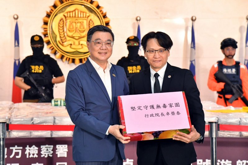 卓院長首先聽取法務部調查局南部地區機動工作站陳榮聰副主任,以及高雄地方檢察署陳志銘檢察官進行案情簡報 卓院長首先聽取法務部調查局南部地區機動工作站陳榮聰副主任,以及高雄地方檢察署陳志銘檢察官進行案情簡報
