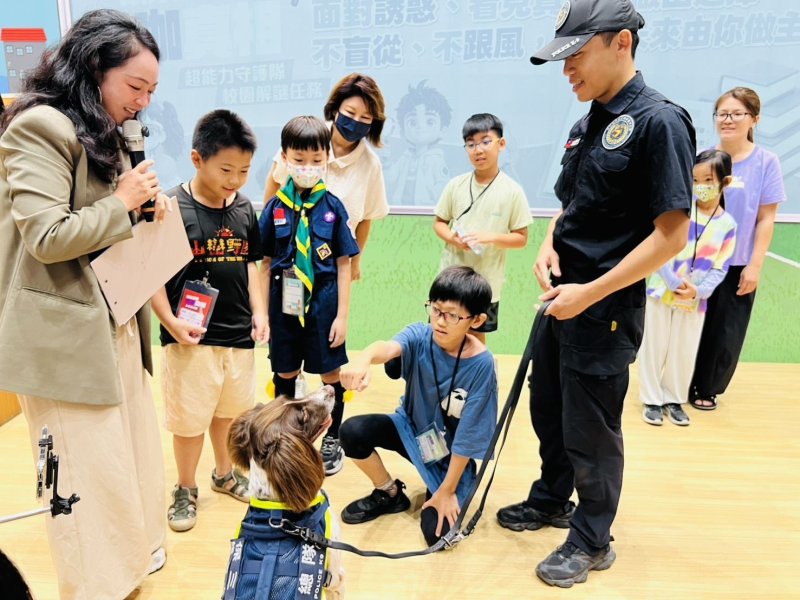 介紹警犬與毒品查輯工作，學童與輯毒犬近距離互動