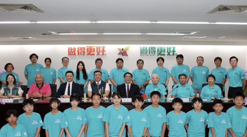 水戶市袴塚孝雄議長（中排右三）率躲避球小球員到訪台南進行運動交流