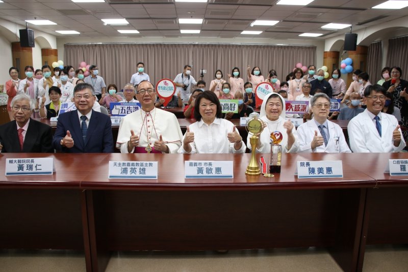 頭頸癌全方位治療‧存活率優於全國記者會大合照 頭頸癌全方位治療‧存活率優於全國記者會大合照