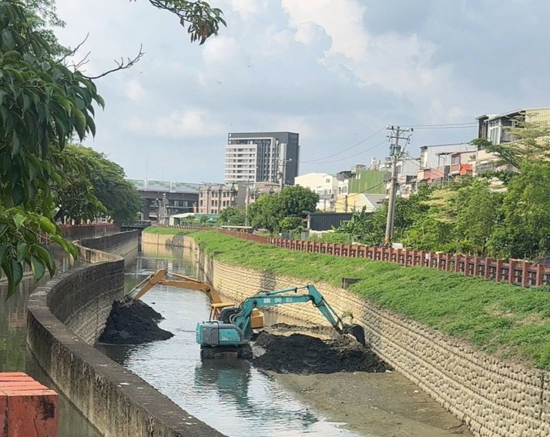 水利局指出,全市100處抽水站、148部移動式抽水機及29座滯洪池均已完成整備及功能測試,相關防汛物資、油料及應變人力均已就位待命 水利局指出,全市100處抽水站、148部移動式抽水機及29座滯洪池均已完成整備及功能測試,相關防汛物資、油料及應變人力均已就位待命