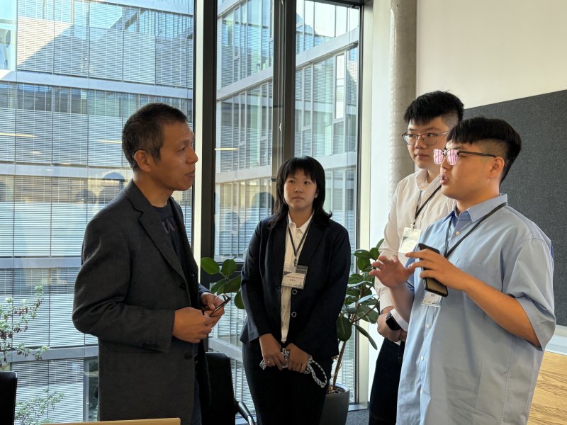 「德國4.0實境冒險」青年團員蘇挺綸（左）帶著臺灣工廠的實務經驗，於參訪弗勞恩霍夫製造工程與自動化研究所（Fraunhofer IPA）期間，分享AI Agent導入大型自動化工廠的成果與挑戰，並與德方探討未來合作研究解決方案