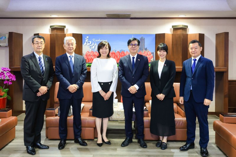 安倍昭惠夫人五度訪問高雄，21日拜會高雄市長陳其邁，陳其邁特別致贈美濃藍染織品，誠摯歡迎夫人常回高雄，延續台日珍貴情誼