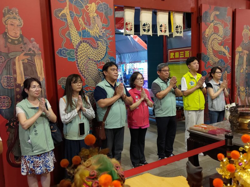 來賓入境隨俗地到鹽水武廟參拜，該廟有著全臺唯一以蜂炮主題的樑枋彩繪