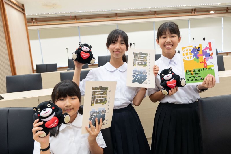 日本新潟縣佐渡市教育長香遠正浩於21日率10名中學生拜會高雄市政府，與教育局長吳立森及行政暨國際處長張硯卿就教育合作及城市交流交換意見。訪團此行亦深入高雄校園互動，並參觀高雄市立美術館，實際體驗兩市今年8月啟動的「景點互惠計畫」措施
