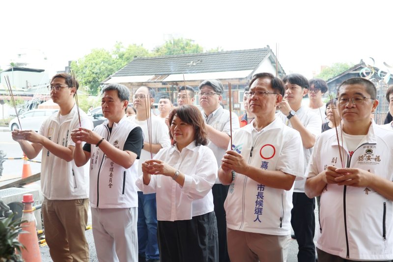 黃敏惠市長今日先後前往嘉邑代天巡府福安舘及鵬思宮參香 黃敏惠市長今日先後前往嘉邑代天巡府福安舘及鵬思宮參香