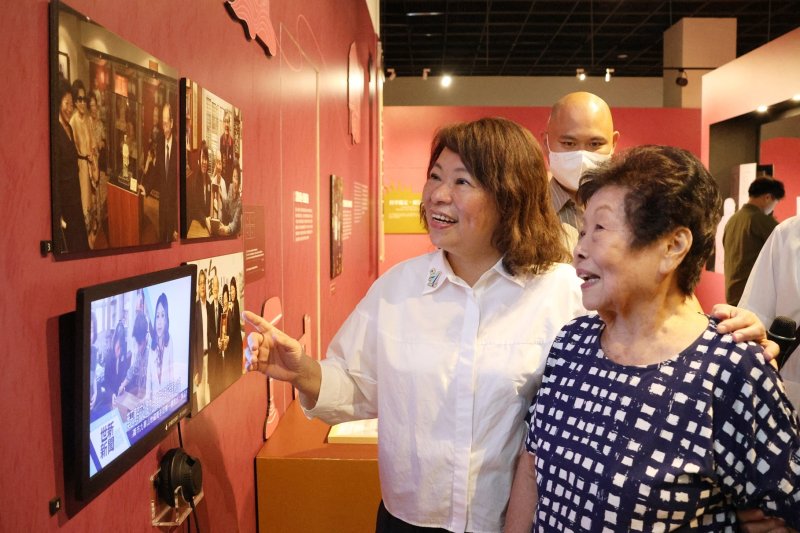 黃敏惠市長(中)與陳寶爵女士(右)觀展 