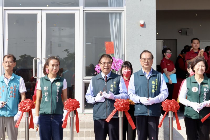 台南市政府消防局第三救災救護大隊將軍分隊新建辦公廳舍今(28)日落成啟用,由市長黃偉哲主持剪綵 台南市政府消防局第三救災救護大隊將軍分隊新建辦公廳舍今(28)日落成啟用,由市長黃偉哲主持剪綵