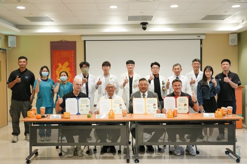 (左ㄧ)台鋼天鷹翰克總教練(左二)高雄秀傳紀念醫院傅尹志院長(右一)台鋼獵鷹柯納總教練(右二)台鋼獵鷹高景炎總經理 (左ㄧ)台鋼天鷹翰克總教練(左二)高雄秀傳紀念醫院傅尹志院長(右一)台鋼獵鷹柯納總教練(右二)台鋼獵鷹高景炎總經理