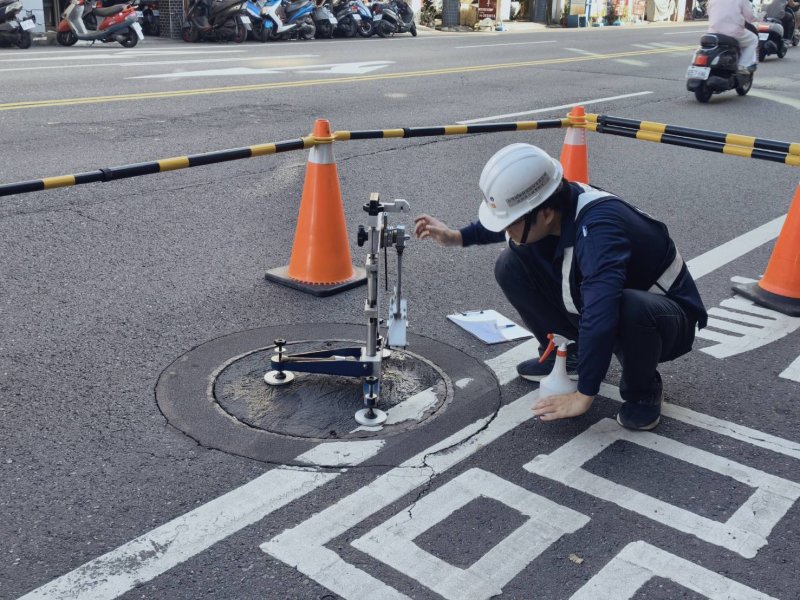 工務局表示,人手孔蓋是維持道路管線正常運作的重要設施,惟孔蓋與路面材質不同,若防滑性能不足,容易增加行車安全隱患 工務局表示,人手孔蓋是維持道路管線正常運作的重要設施,惟孔蓋與路面材質不同,若防滑性能不足,容易增加行車安全隱患