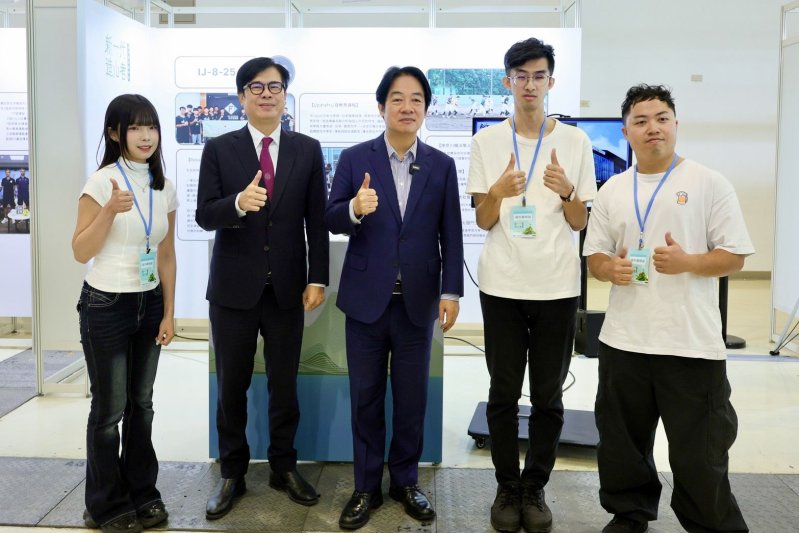 市長陳其邁今(30)日陪同總統賴清德出席開展記者會 市長陳其邁今(30)日陪同總統賴清德出席開展記者會