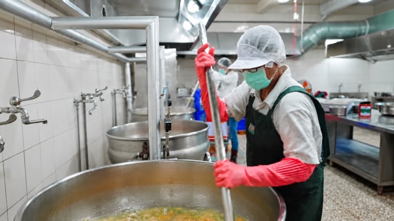 教育局進一步指出,後壁國小中央廚房除了供應校內學生,亦肩負鄰近三所學校的午餐供應重任 教育局進一步指出,後壁國小中央廚房除了供應校內學生,亦肩負鄰近三所學校的午餐供應重任