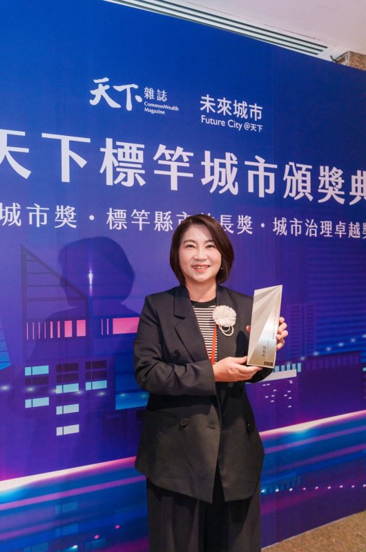 當周春米縣長從潘秘書長手中接過獎座，也延續了屏東榮耀