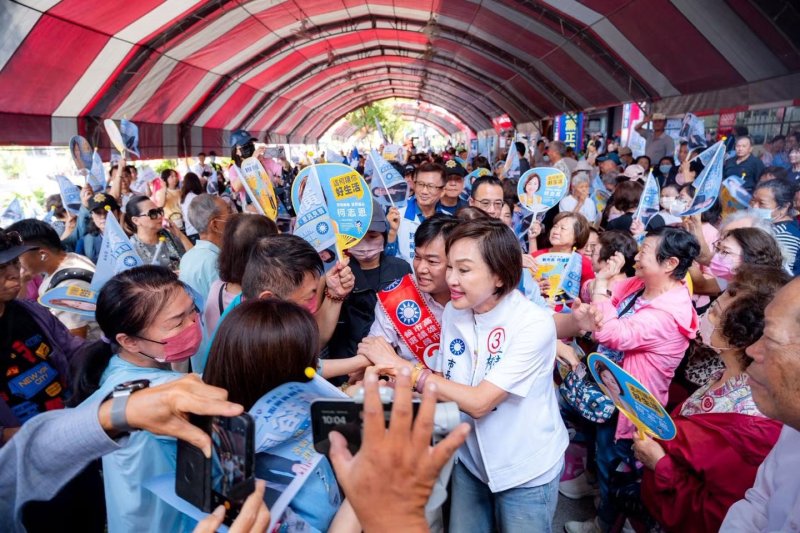 黃裕庭、柯志恩進場受到民眾熱情支持
