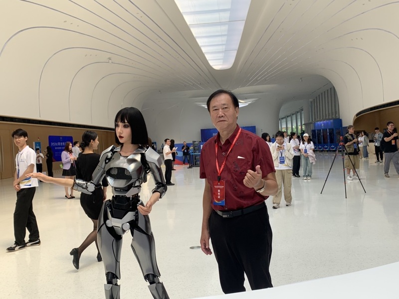 兩岸青年峰會現場AI機器人引眾人矚目