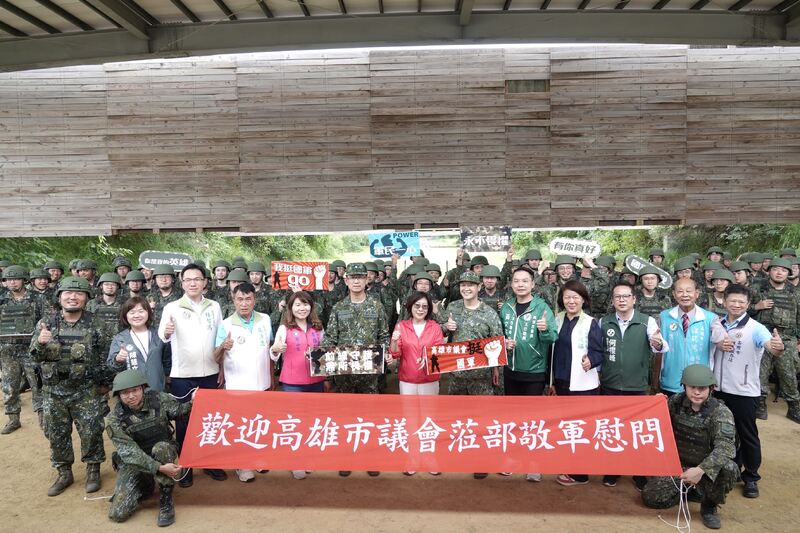 議長康裕成率議員慰勞後備教召訓練人員， 感謝國防戰力最佳後盾