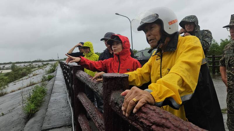 山陀兒颱風來勢洶洶 恆春半島入夜風雨增強 縣長周春米：嚴加戒備降低災損