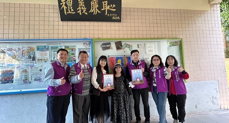 高雄市家長協會攜手口足畫家楊恩典贈第97方禮義廉恥匾額到燕巢深水國小 別具意義