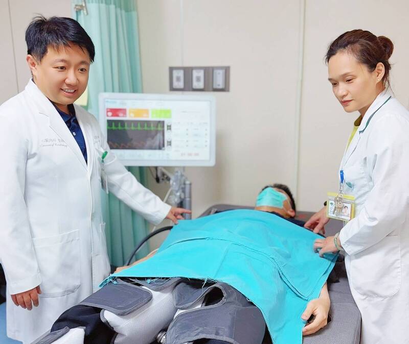 清明掃墓突然昏倒 別怨祖先沒保庇  阮綜合醫院EECP體外反搏治療以＂AI心臟幫浦＂改善血液循環