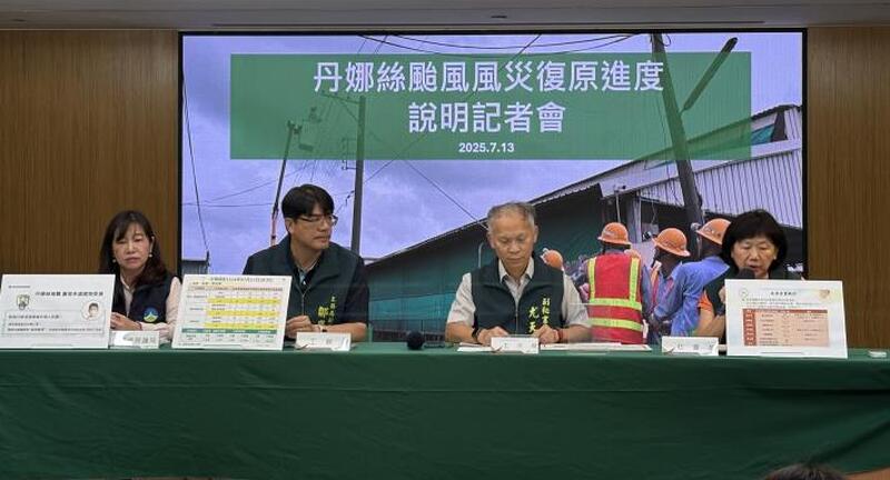 丹娜絲重創台南逾兩萬棵路樹倒塌、業者捐氫能機組助復電　慈濟善心人士投入災區復原