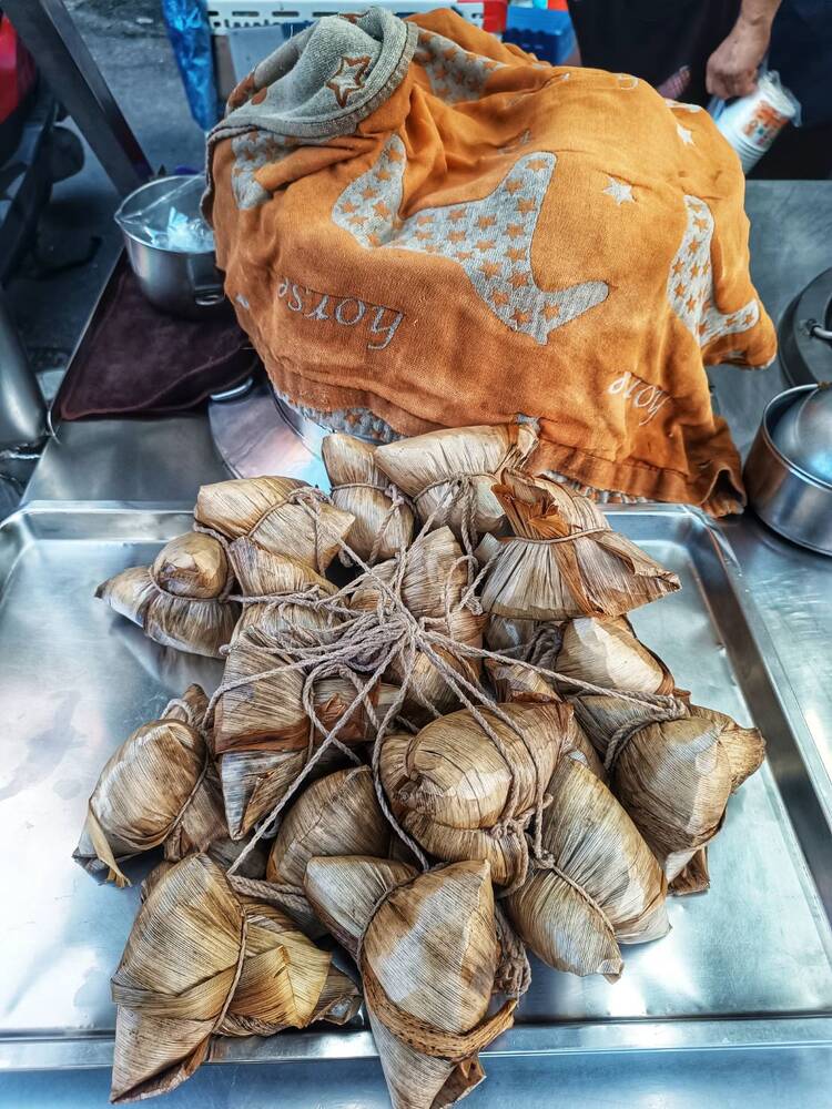 六合夜市--「60年的老牌燒肉粽，一直讓您陶醉在時光的隧道中！ 票選編號3