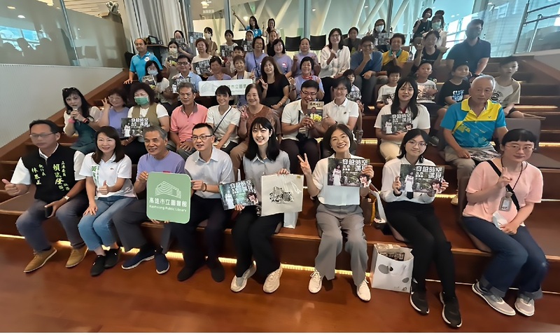  偏鄉童與模範父親獻書高市圖 展現回饋社會的實踐力