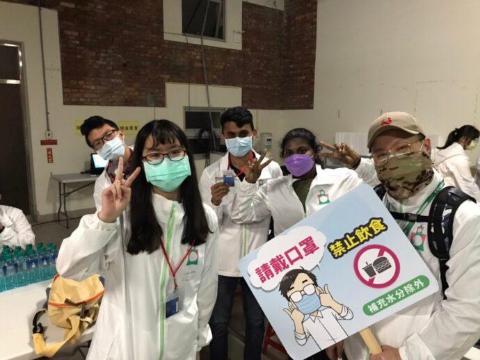 青年志工團投入台灣燈會防疫宣導　熱心的外籍志工也盡心服務