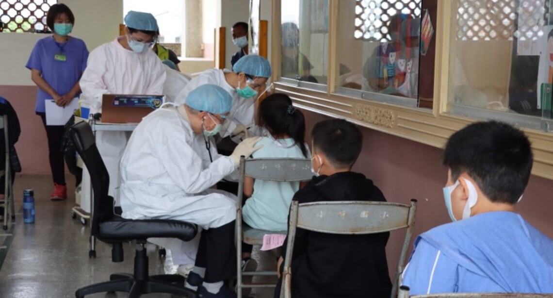 高雄市偏鄉先實施  滿六歲國小生莫德納疫苗校園接種