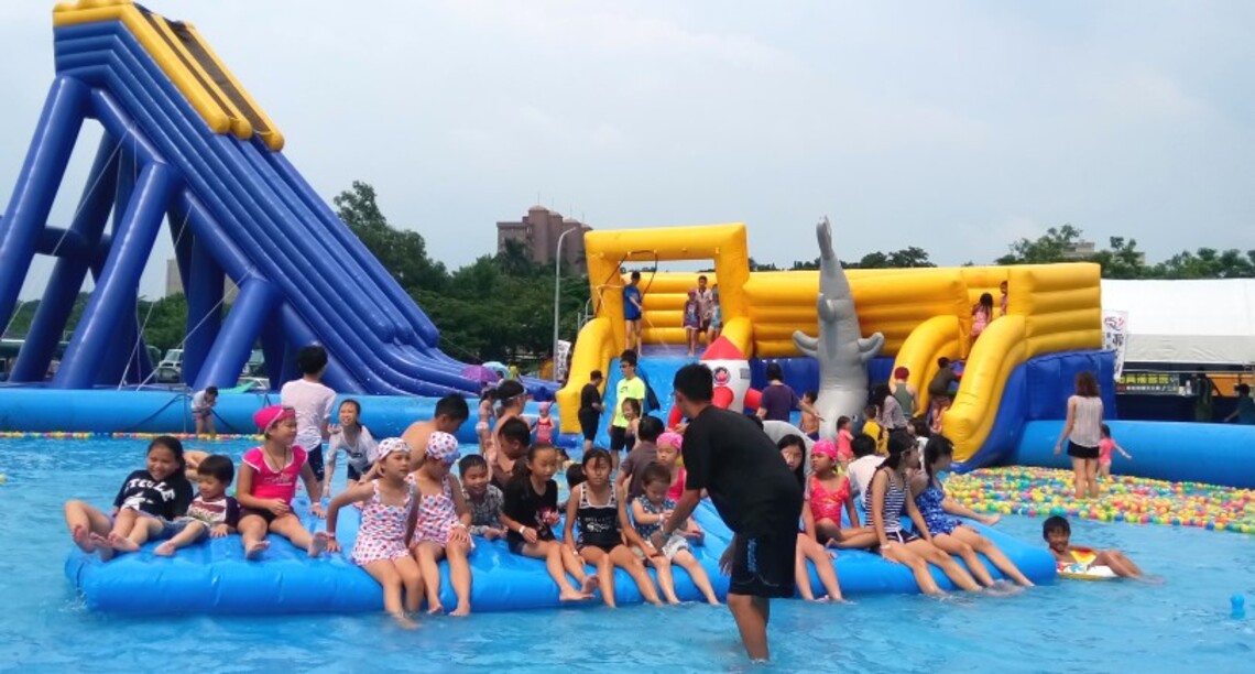 2022旗津黑沙玩藝節 65米長城市滑水道比籃球場大的巨型戲水池 暑期每周五六日通通免費玩！