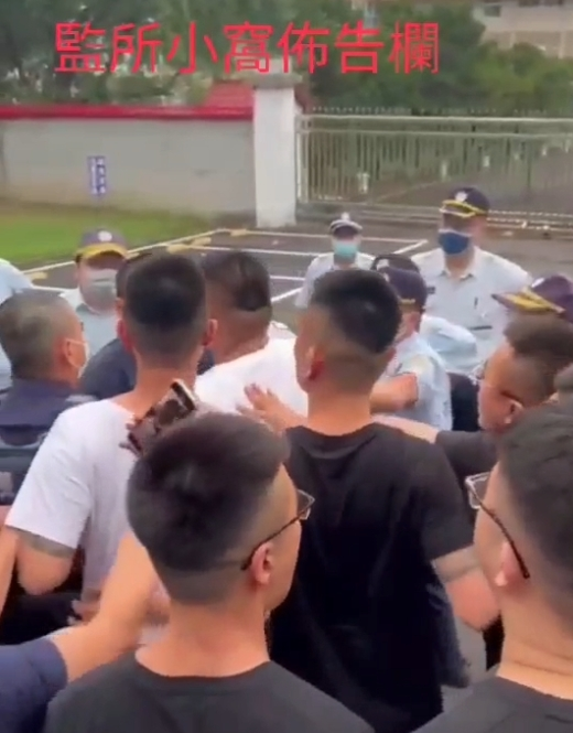 台南二監受刑人假釋出獄爆推擠衝突 黑衣人聚眾鬧事
