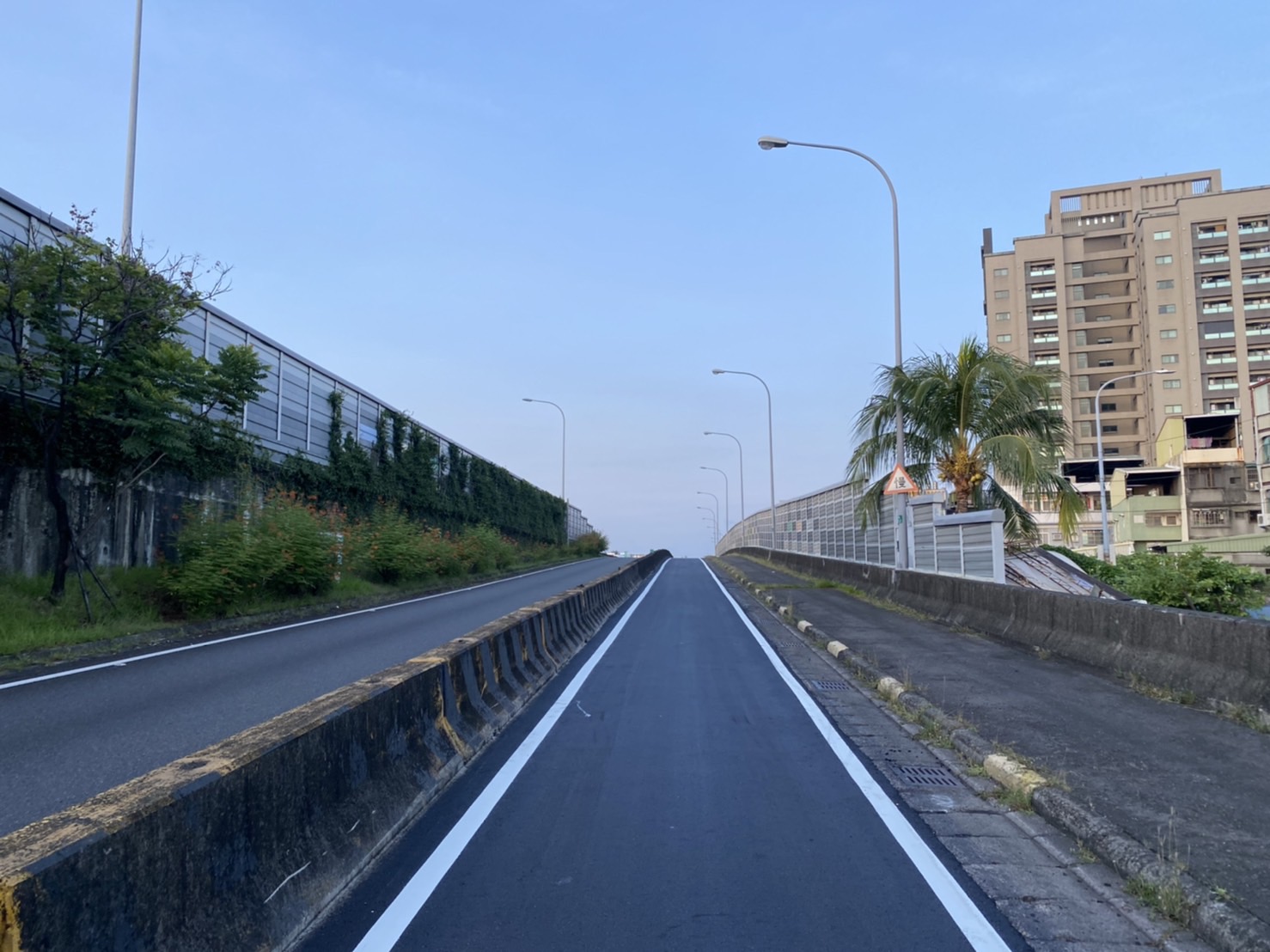 中山高速公路兩側唯一機慢車專用道翻新了