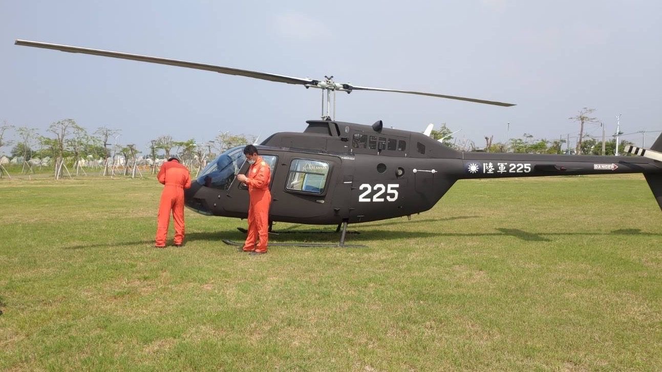 《快訊》疑機件故障 航特部直升機迫降台南停車場