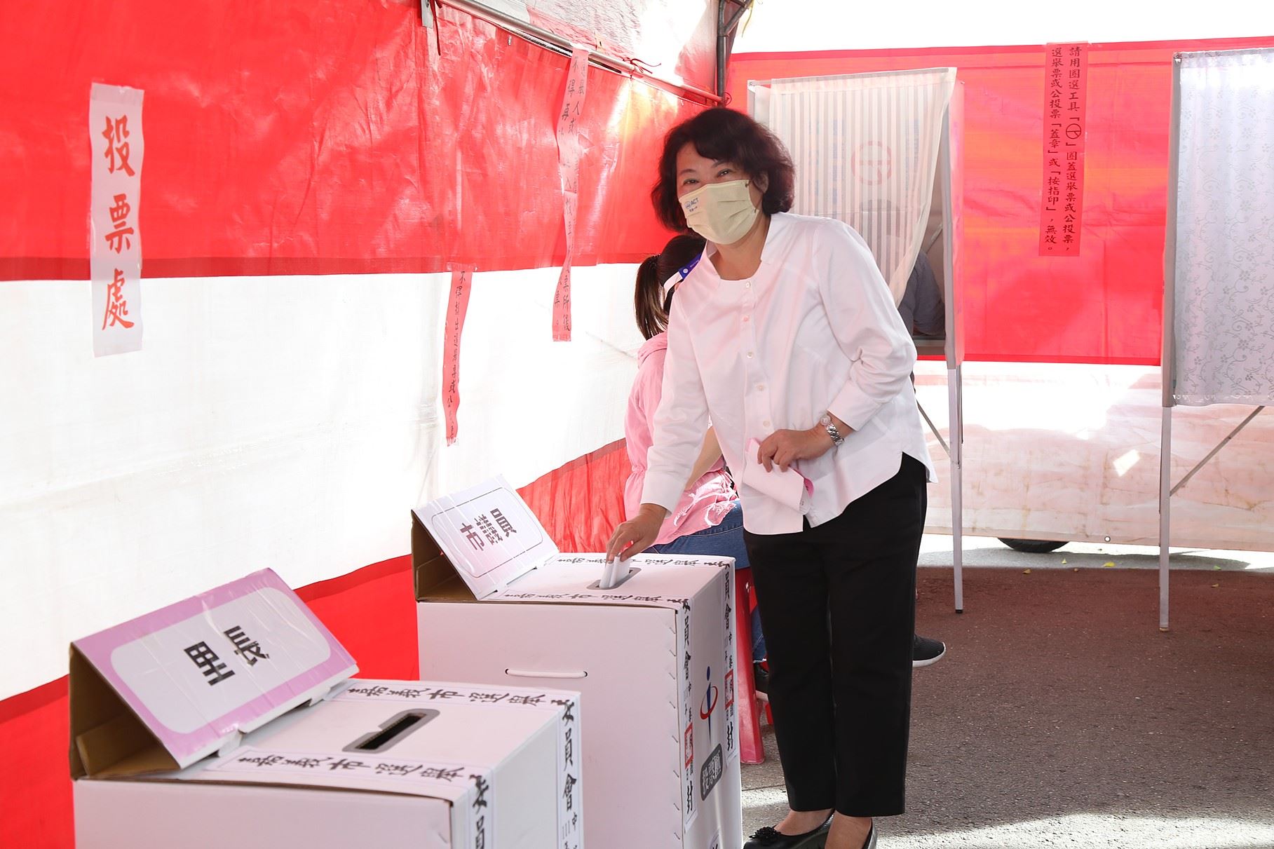 地方公職人員選舉投票暨公民投票複決 黃敏惠市長投下神聖選票