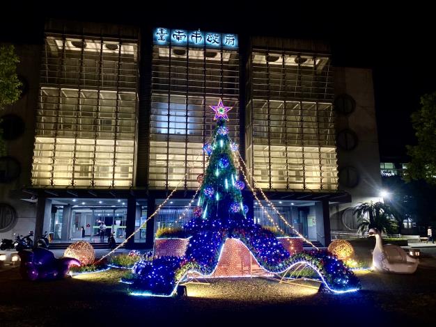 限定版的「台南400Box」耶誕佈置現身民治市民廣場 12/4耶誕點燈等你來，重磅演出精彩可期
