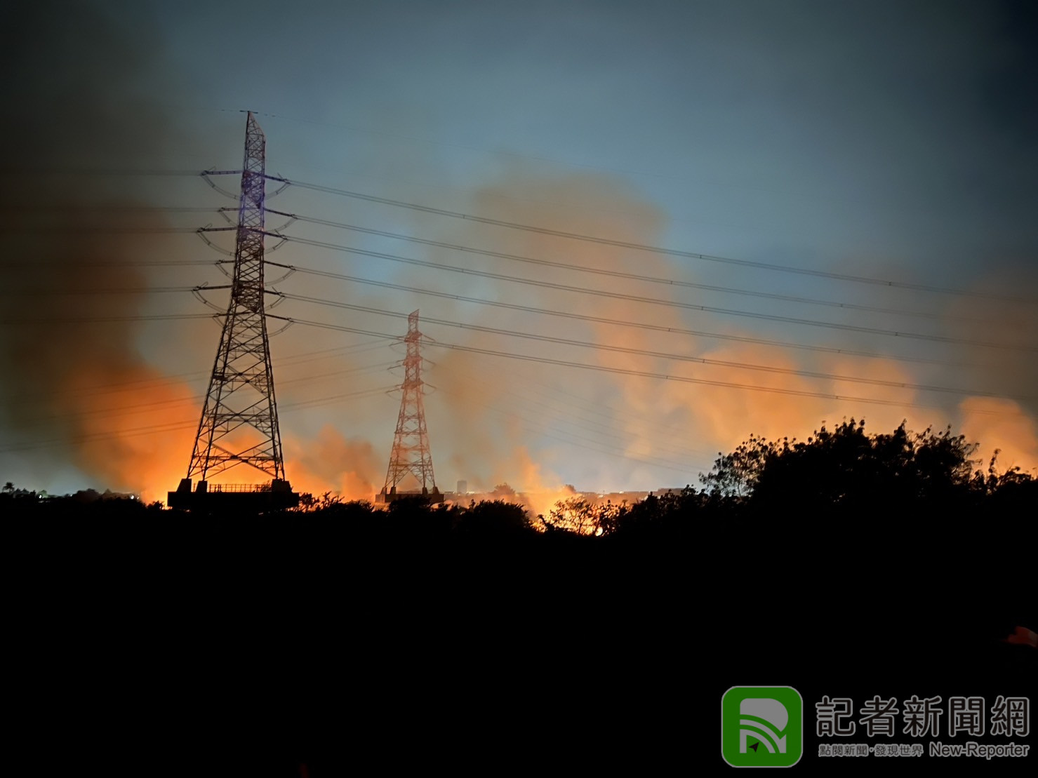 曾文溪河畔大火延燒　臺南消防局出動大量消防車灌救