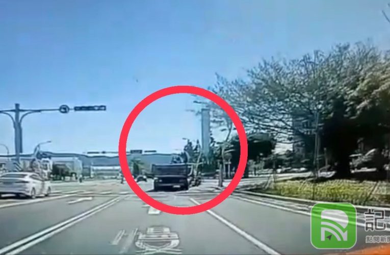 (驚悚片) 曳引車疑突右轉與直行機車擦撞 騎士噴飛亡