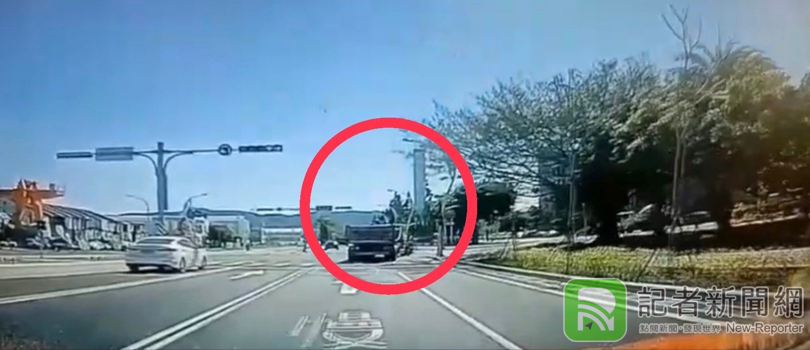 (驚悚片) 曳引車疑突右轉與直行機車擦撞 騎士噴飛亡