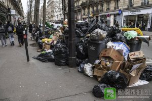 法國反年改罷工持續-巴黎街道堆「7600噸」垃圾飄腐爛惡臭