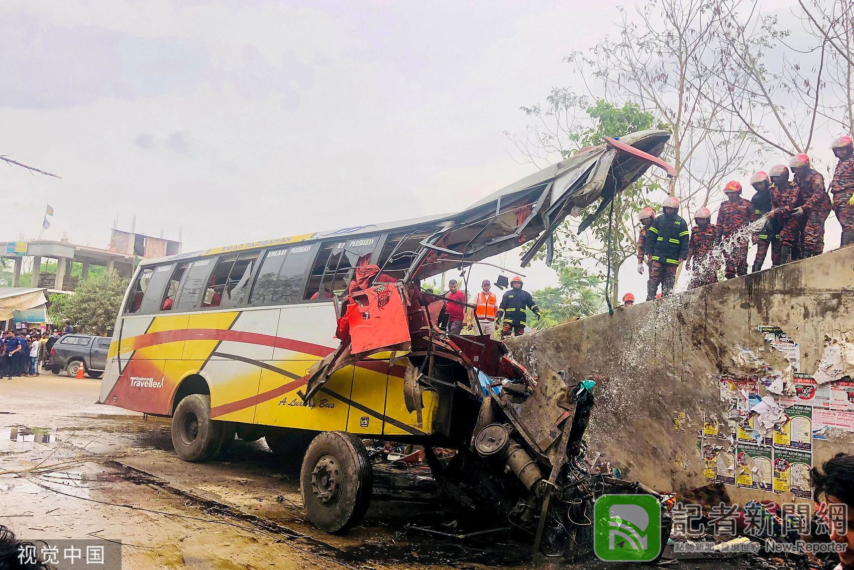 車體前半截「被削斷」 孟加拉巴士墜橋摔3層樓已釀19死
