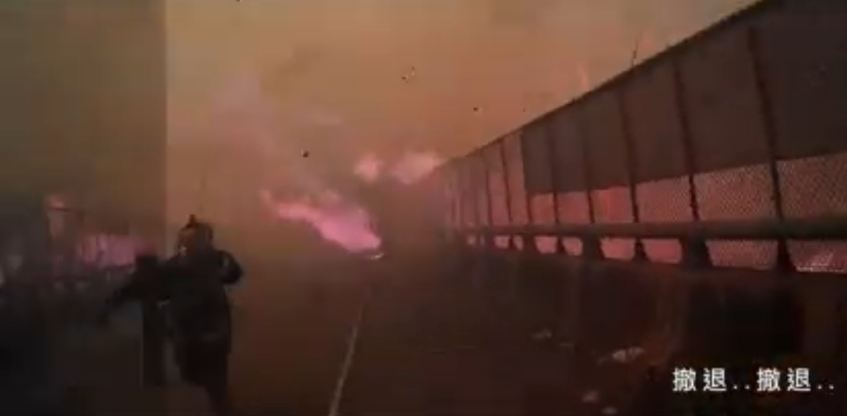 （驚險片）超驚險！　台中市消防隊員搶救國道邊坡野草火警火海中急撤退