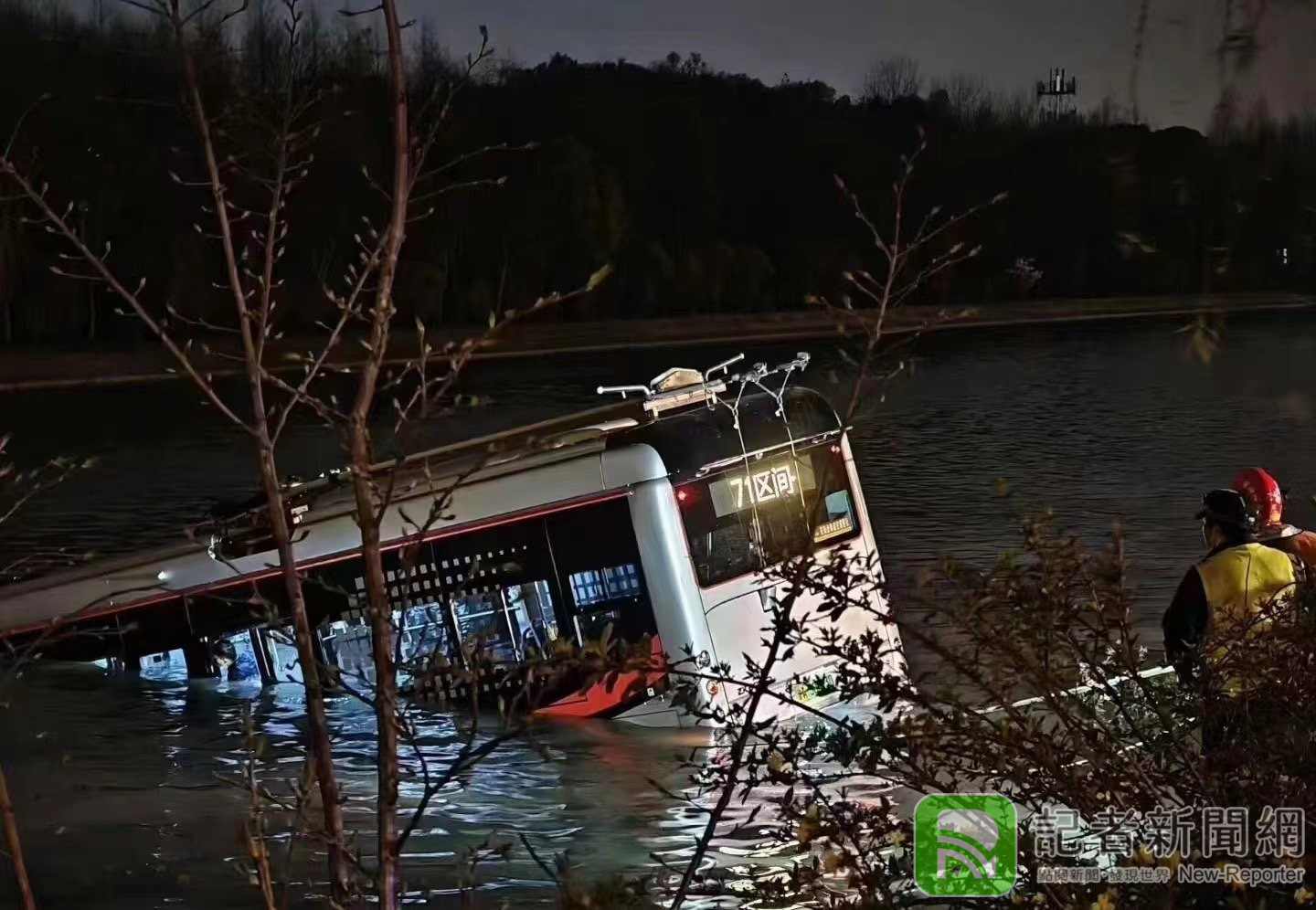 上海公車「失控衝河裡」 司機救出無意識送醫搶救