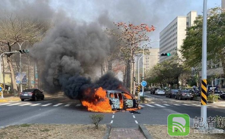 台南多元計程車開一半後座起火燒光光 運將欲哭無淚