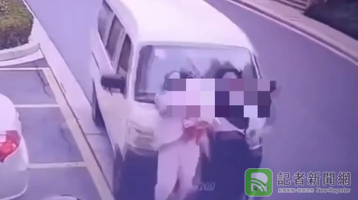 （驚悚片）大陸江蘇婦人抱幼童行走 慘遭麵包車追撞摔飛