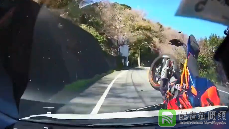 日本山路重機逆向撞自小客 網友打趣：會不會剛好是習慣右駕的「台灣猴」