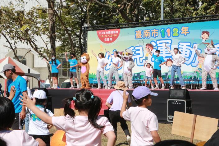 台南幼兒運動會新營體育場熱鬧展開 處處都有親子歡笑