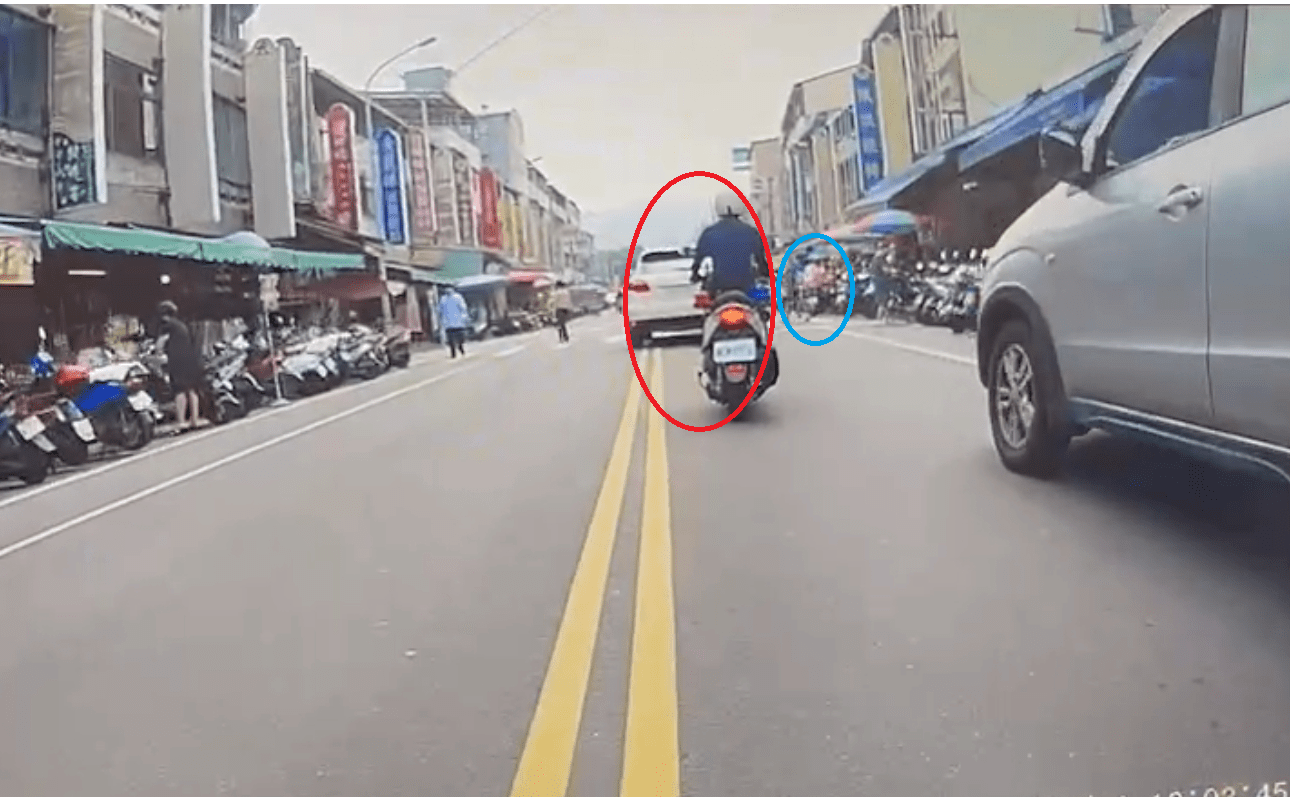 （未禮讓行人片）自小客車行經市場無視行人穿越馬路直闖　警車在後攔查開罰