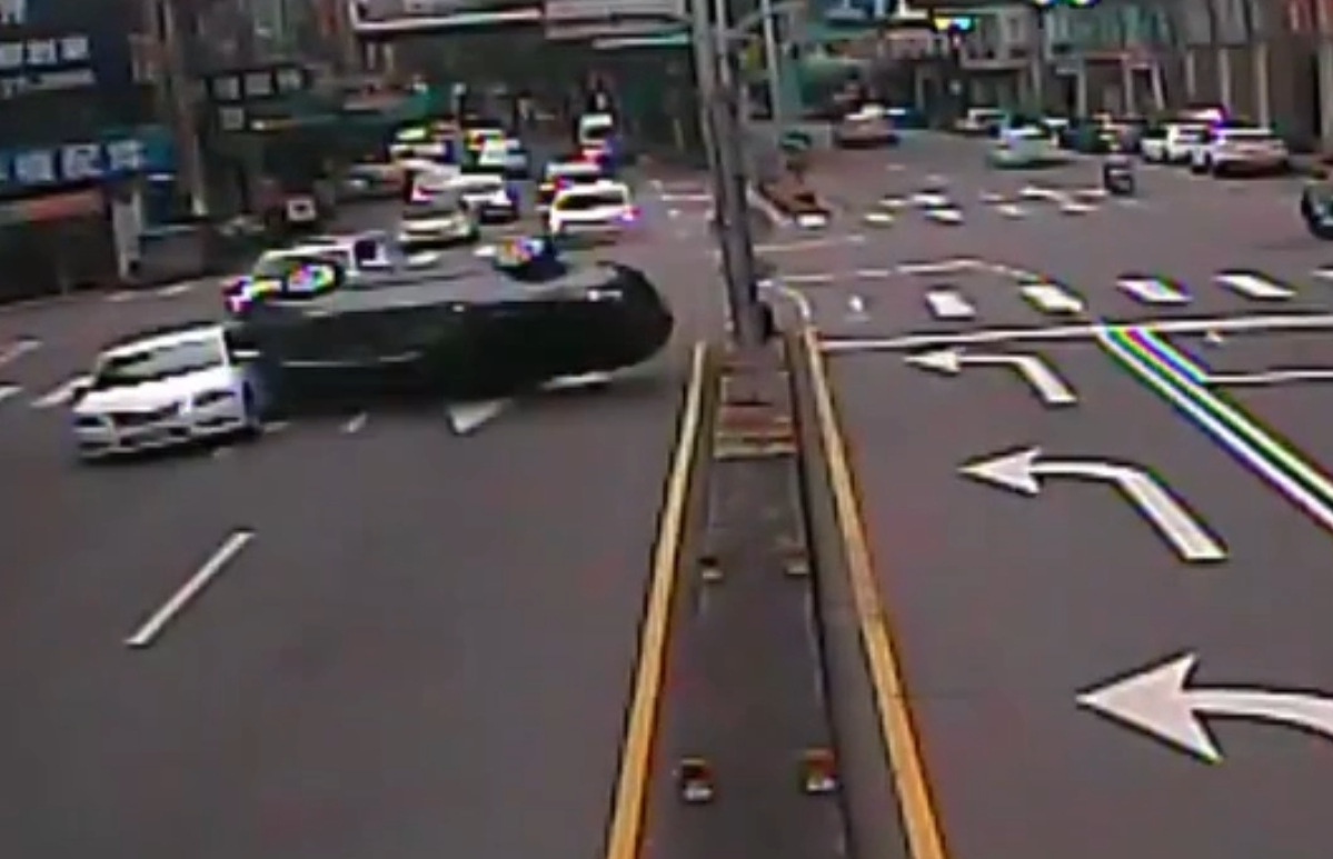 （路過倒楣片）連撞兩次！休旅車自撞分隔島翻覆　再擦撞路過自小客車釀兩傷