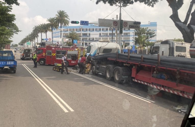 快訊／小港機場附近 2拖板車與1自小客車碰撞消防隊到場救援