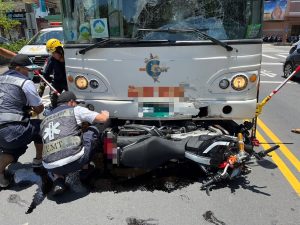 （驚悚片）高雄岡山驚悚車禍！-22歲重機騎士慘遭左轉公車攔腰”撞斷腿”